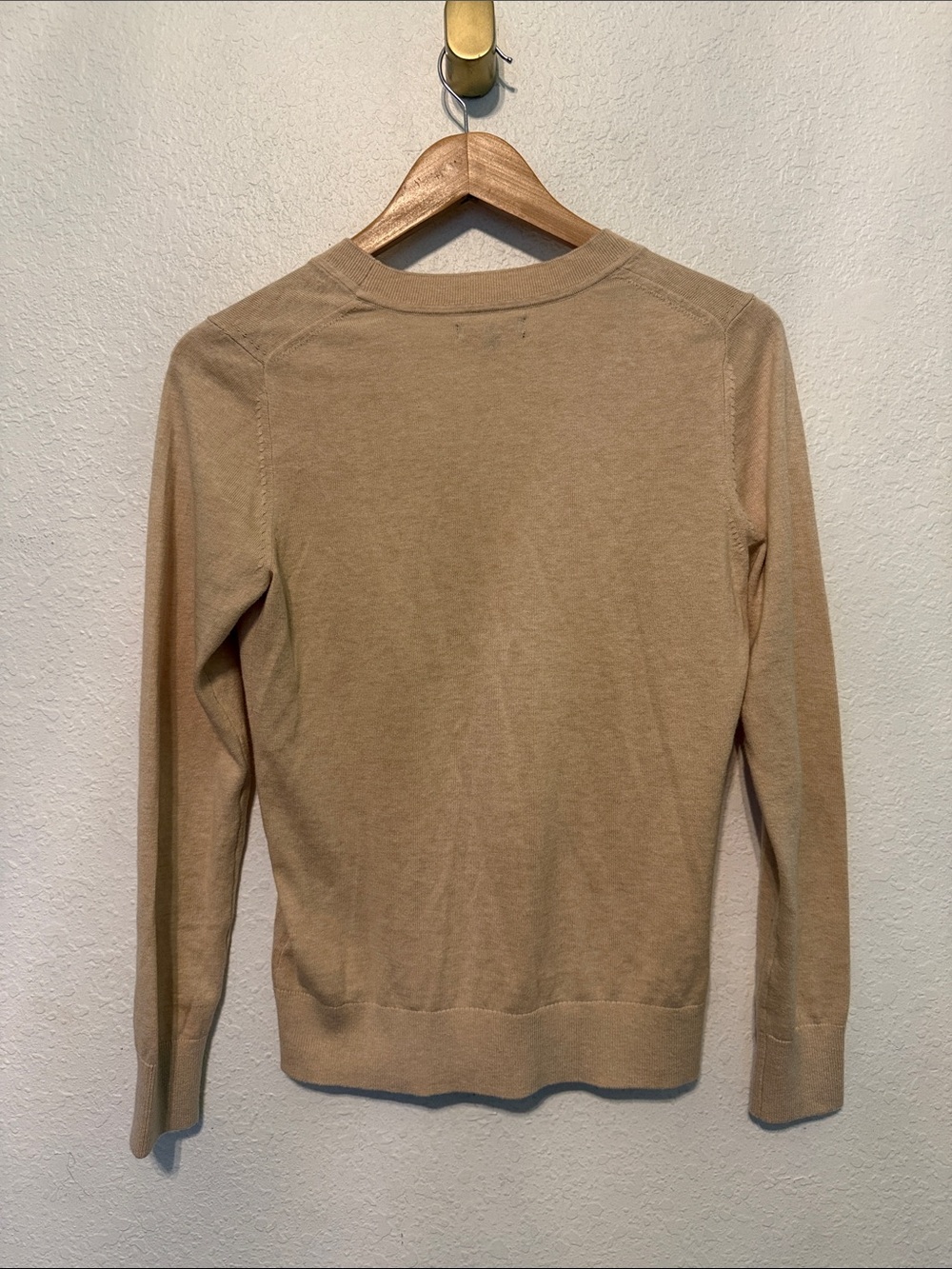Perfect Quince Lightweight Cotton Cashmere V-Neck Sweater in Heathered Oatmeal - Picture 9 of 9